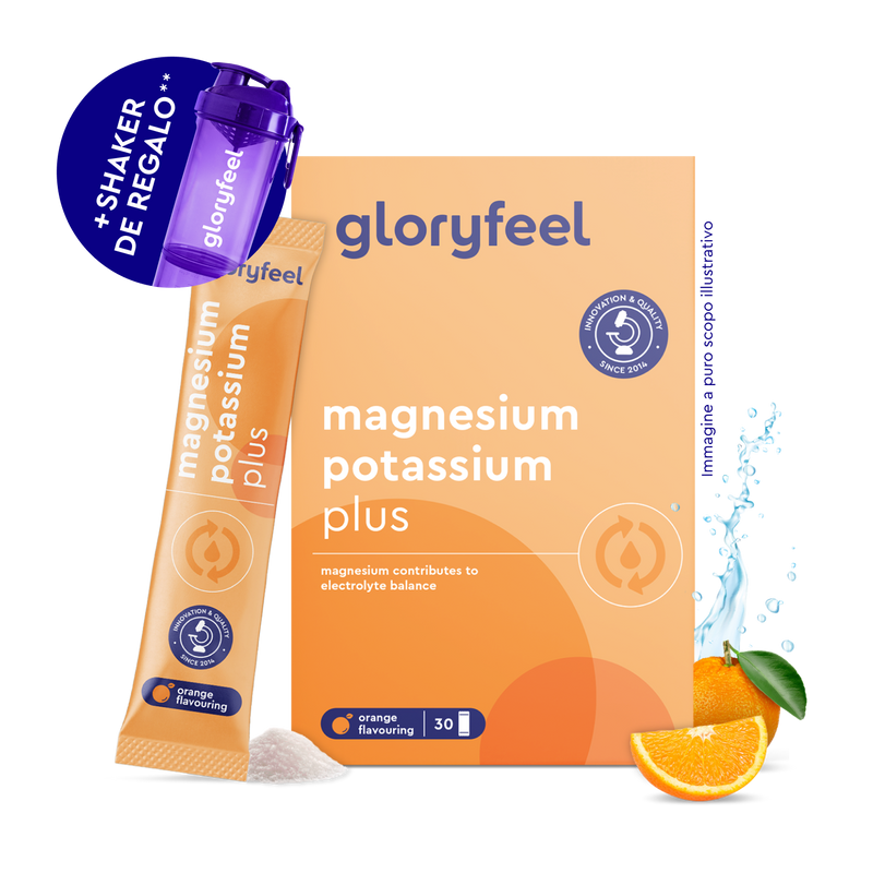 Magnesio Potasio Sticks Naranja de gloryfeel GmbH España-sticks de polvo con sabor a naranja para el equilibrio electrolítico, mostrados con una coctelera morada y rodajas de naranja.