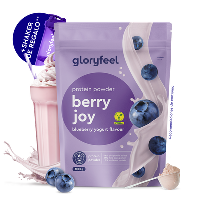 Una bolsa de Proteina Yogur de arándanos de gloryfeel GmbH España, mostrada con arándanos, un vaso de batido, un cacito de polvo y un agitador de regalo.