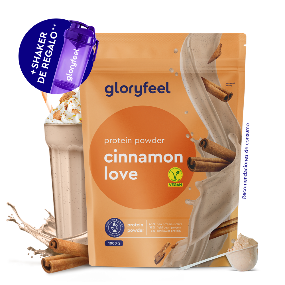 Un envase de Proteina Cinnamon Love de gloryfeel GmbH España, con canela en rama, una etiqueta vegana, un frasco agitador y un batido de proteínas con canela de fondo.