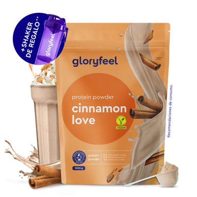 Un envase de Proteina Cinnamon Love de gloryfeel GmbH España, con canela en rama, una etiqueta vegana, un frasco agitador y un batido de proteínas con canela de fondo.