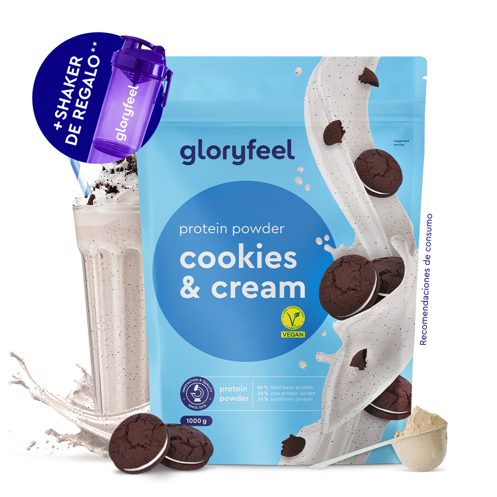 Se muestra un envase de Proteina Cookies &amp; Cream de gloryfeel GmbH España con una coctelera, un batido de proteínas, galletas y un cacito de polvo a su alrededor.