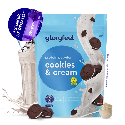 Se muestra un envase de Proteina Cookies & Cream de gloryfeel GmbH España con una coctelera, un batido de proteínas, galletas y un cacito de polvo a su alrededor.