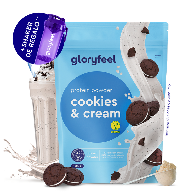 Se muestra un envase de Proteina Cookies & Cream de gloryfeel GmbH España con una coctelera, un batido de proteínas, galletas y un cacito de polvo a su alrededor.