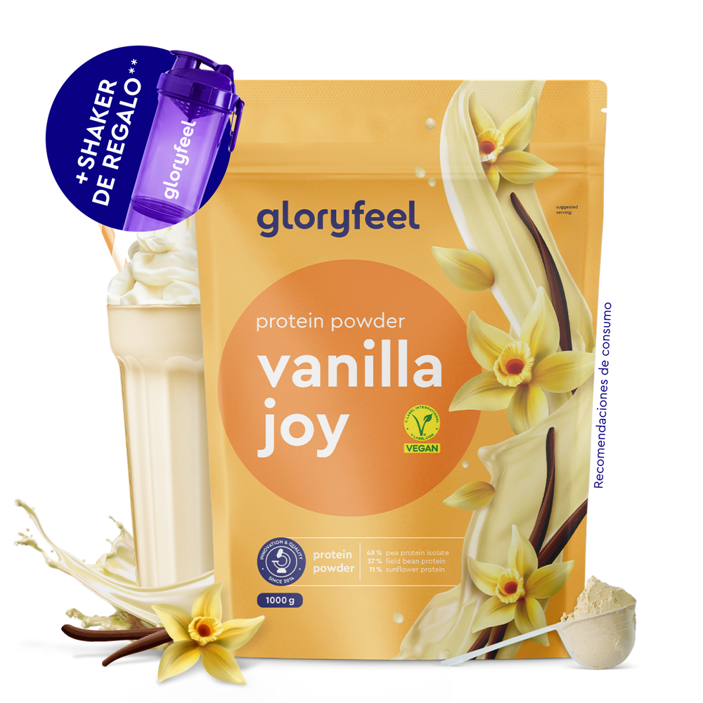 Un envase de Proteina Vanilla Joy de gloryfeel GmbH España se muestra con flores de vainilla, polvo, un batido de vainilla y una botella agitadora morada.