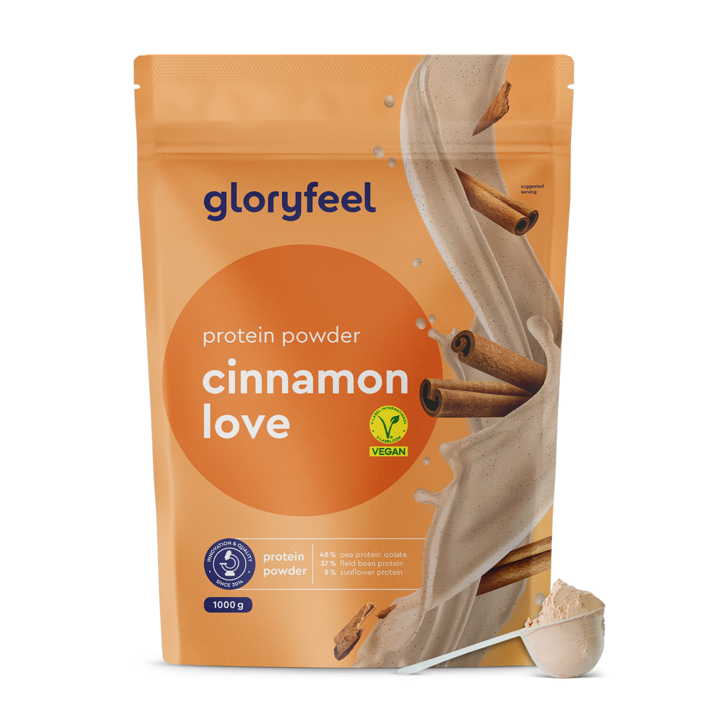 Bolsa de &quot;Proteína Canela Amor&quot; de gloryfeel GmbH España, 1000 g. Marcado como vegano, con ramas de canela visibles y un cacito para proteínas.
