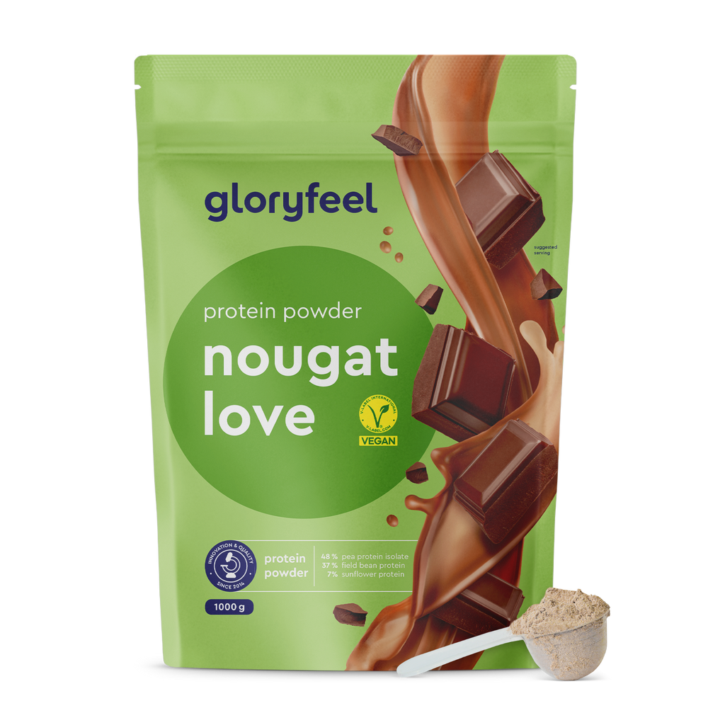Sobre verde de “Proteina Nougat Love” de gloryfeel GmbH España, que contiene proteína en polvo vegana con trozos de chocolate y una cucharada de polvo en el lateral.