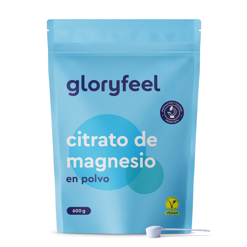 Sobre azul de Magnesio en polvo de gloryfeel GmbH España con una pequeña cuchara medidora blanca en el frente.