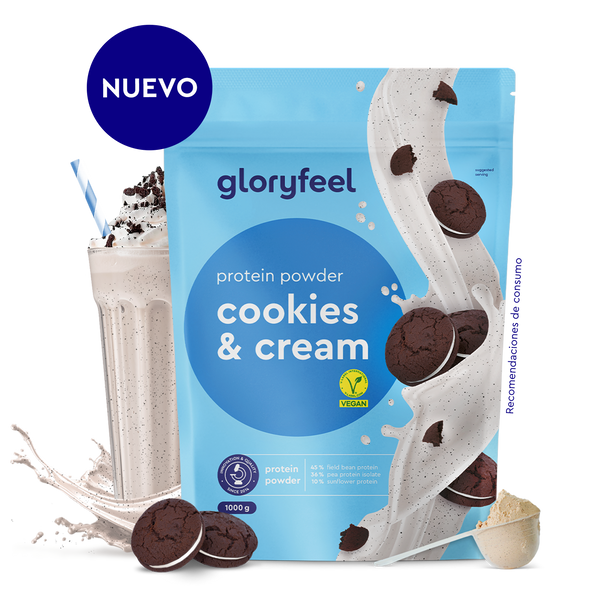 El envase azul de Proteina Cookies &amp; Cream de gloryfeel GmbH España incluye un batido, galletas de chocolate y una bola de helado. La etiqueta indica que es vegana con la palabra &quot;Nuevo&quot; en un círculo azul.
