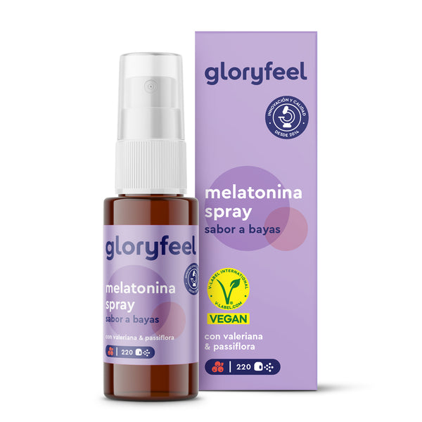 Botella de spray marrón con la etiqueta &quot;Melatonina Spray&quot; de gloryfeel GmbH junto a su caja morada con símbolos veganos y de certificación; contiene valeriana y pasiflora, ideal para un sueño reparador.