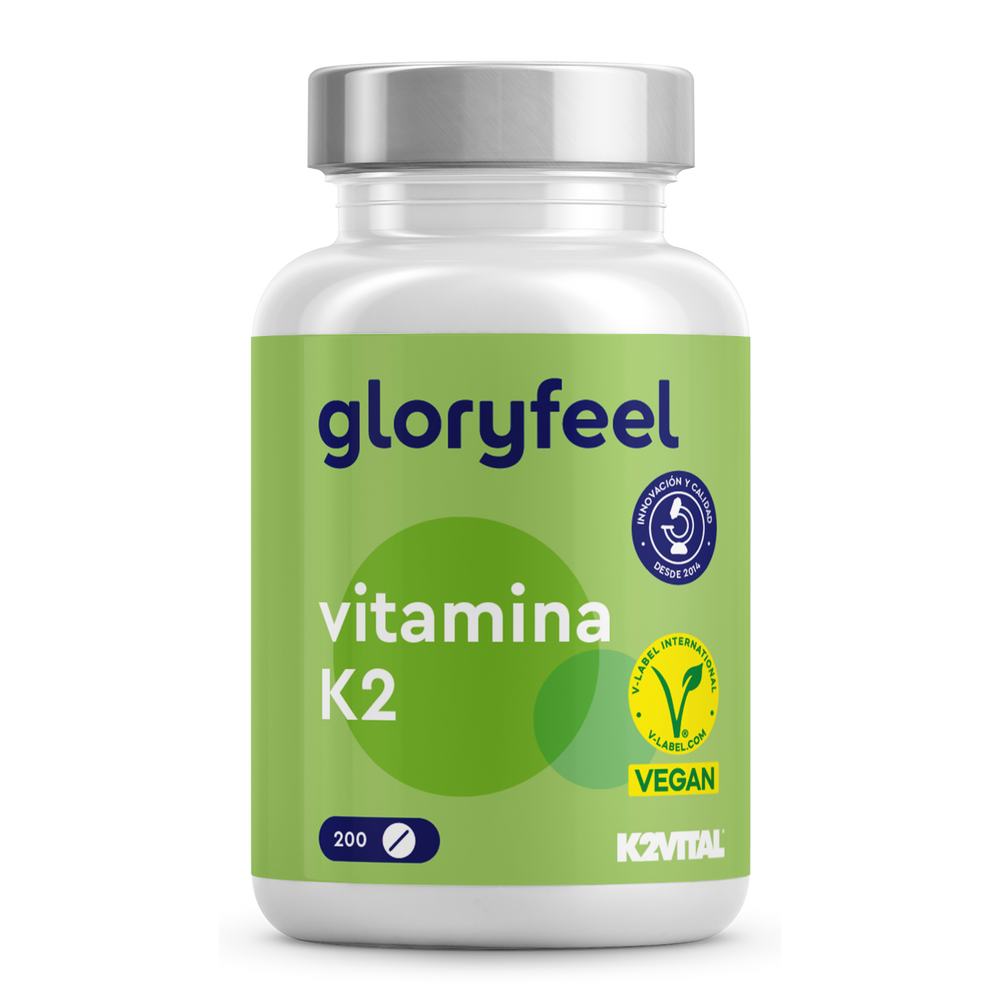 Una botella de vitamina K2 en tabletas de gloryfeel GmbH, con el logotipo premium K2VITAL, una etiqueta verde y certificación vegana con 200 cápsulas, garantiza una calidad superior.