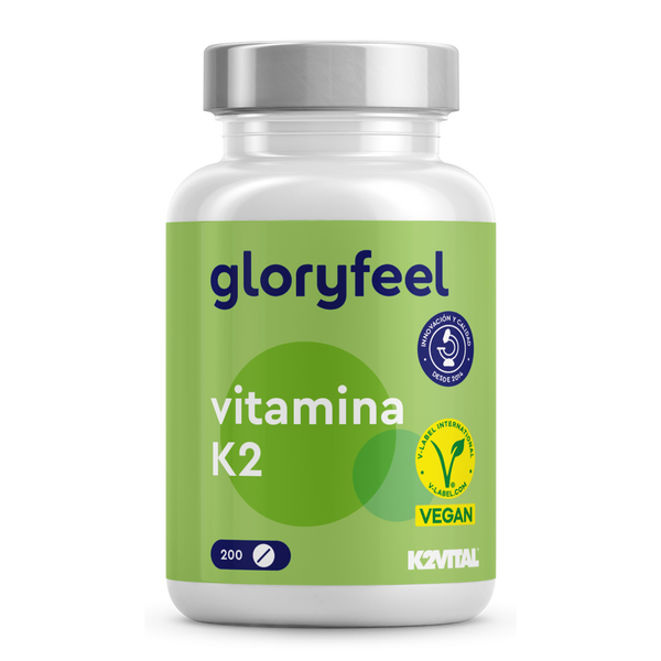 Una botella de vitamina K2 en tabletas de gloryfeel GmbH, con el logotipo premium K2VITAL, una etiqueta verde y certificación vegana con 200 cápsulas, garantiza una calidad superior.