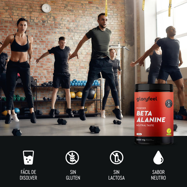 Personas en un gimnasio con un envase de Beta Alanina en polvo de Gloryfeel GmbH España. Las etiquetas destacan su fácil disolución, sin gluten, sin lactosa y sabor neutro.
