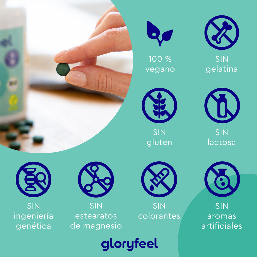 Una mano sostiene una tableta verde de &quot;Espirulina Ecológica - Tabletas&quot; de GloryFeel GmbH (España) cerca de su botella. Los iconos indican que está enriquecida con espirulina orgánica, es vegana y no contiene gelatina, gluten, lactosa, OMG, estearato de magnesio, colorantes ni aromas artificiales.