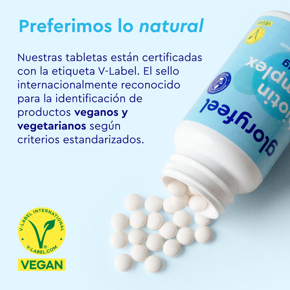 Un frasco de comprimidos blancos Biotina Complex de gloryfeel GmbH España cuenta con certificación vegana y una preferencia por ingredientes naturales. Enriquecido con biotina, favorece la salud capilar y aporta vitamina B esencial. Los comprimidos esparcidos realzan sus propiedades.