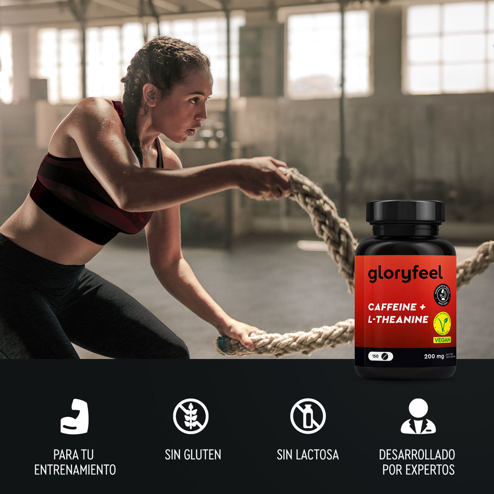 Una mujer hace ejercicio con cuerdas en un gimnasio, mostrando una botella de suplemento con la etiqueta &quot;gloryfeel GmbH España Cafeína + L-teanina en tabletas&quot; junto con íconos de apoyo al entrenamiento, sin gluten, sin lactosa, vegano y desarrollado por expertos.