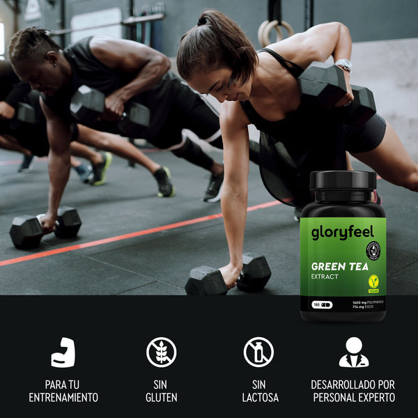 Dos personas entrenan con mancuernas en un gimnasio. Se exhibe una botella de Extracto de Té Verde de gloryfeel GmbH España, con iconos que resaltan su calidad sin gluten y su elaboración experta.