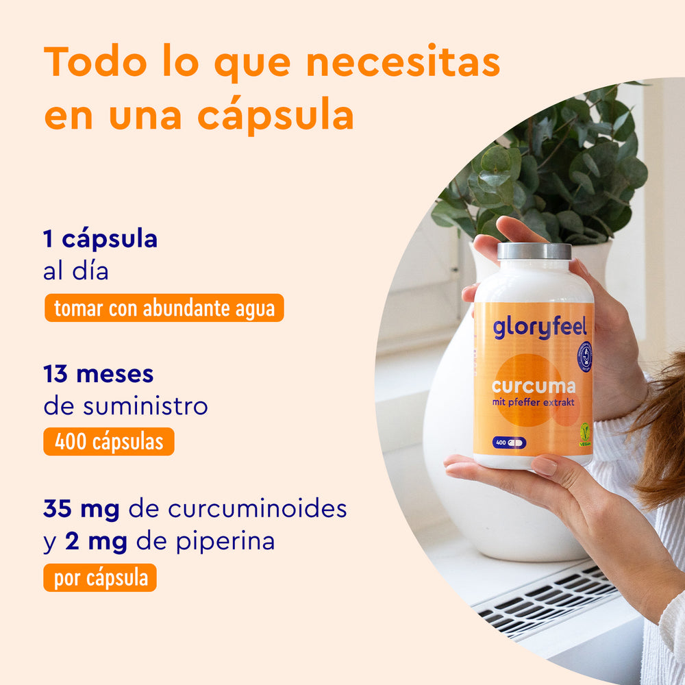 Junto a una ventana, alguien sostiene un frasco de cápsulas de Cúrcuma Intensiva de GloryFeel GmbH España. La etiqueta muestra la dosis, la duración del suministro e incluye una cápsula de hidroxipropilmetilcelulosa como ingrediente.