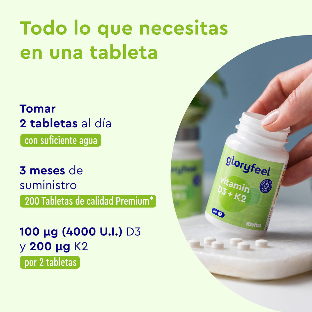 Una mano sostiene el frasco de Vitamina D3 y K2 de 2000 UI de Gloryfeel GmbH. La dosis recomendada es de dos comprimidos al día con agua durante tres meses, lo que aporta 100 µg de vitamina D3 y 200 µg de vitamina K2 por dosis (dos comprimidos).