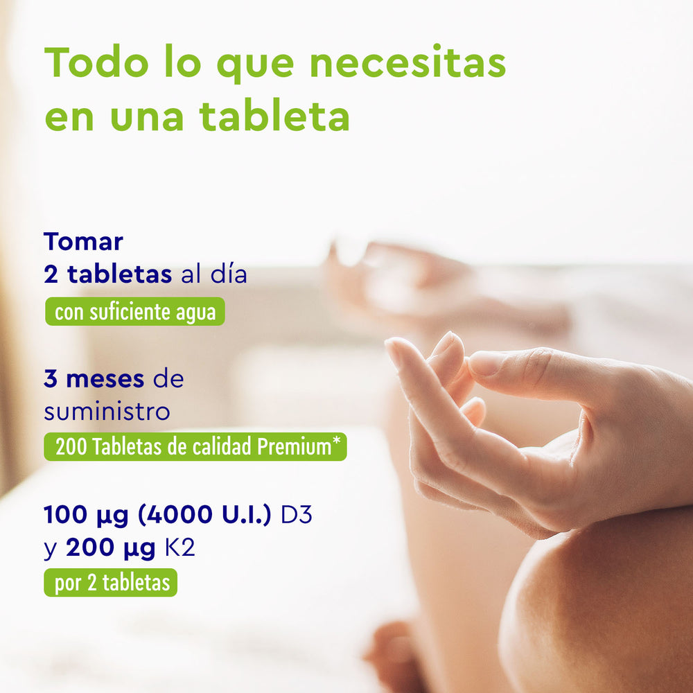 Una persona está sentada con las piernas cruzadas, sosteniendo una pastilla en una mano. El texto, en español, describe la dosis y los beneficios del suplemento de Vitamina D3 y K2-2000 UI de Gloryfeel GmbH, destacando su papel en el mantenimiento de huesos sanos y el fortalecimiento del sistema inmunitario.