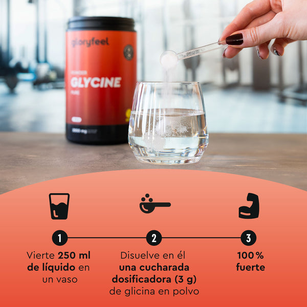 Con una cuchara, se añade el polvo a un vaso de agua junto a un envase de L-Glicina en Polvo de gloryfeel GmbH España. Las instrucciones en español indican mezclar 3 gramos en 250 ml de líquido para obtener una solución concentrada.