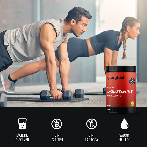 Dos personas hacen ejercicio en un gimnasio usando mancuernas como recipiente para Glutamina en polvo de gloryfeel GmbH España, que se disuelve fácilmente y tiene propiedades sin gluten.