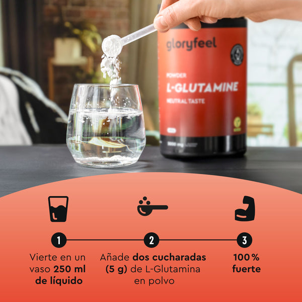 Una persona mezcla una cucharada de Glutamina en polvo de gloryfeel GmbH España con agua, con la botella del producto a la vista sobre la mesa.