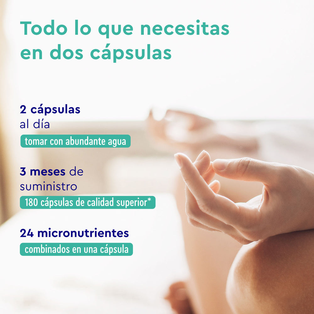 Una persona se sienta con las piernas cruzadas sosteniendo Vitaminas para el cabello - 180 Cápsulas de GloryFeel GmbH España, con un texto en español que enfatiza los beneficios y la dosis, presentando biotina para mejorar las vitaminas del cabello.