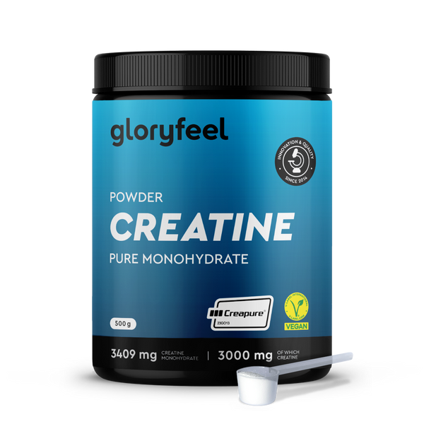 Un envase azul con la etiqueta &quot;Creatina en polvo&quot; de gloryfeel GmbH España, con una cuchara dosificadora. Contiene 500 g de polvo vegano y luce el logotipo de Creapure.