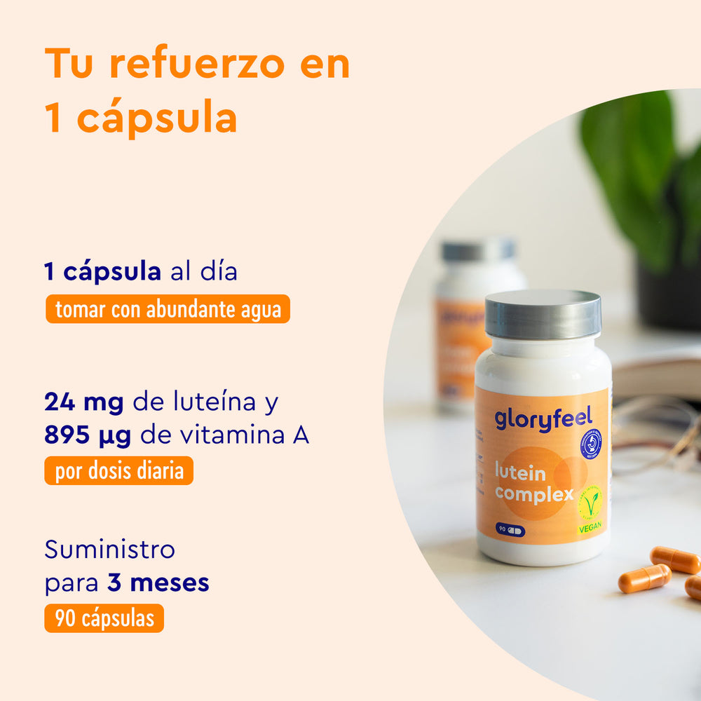 Cápsulas de luteína GloryFeel GmbH España sobre una mesa, con información en español sobre ácido hialurónico, colágeno, vitaminas y minerales, dosis, ingredientes y duración del suministro expuestos a su lado.