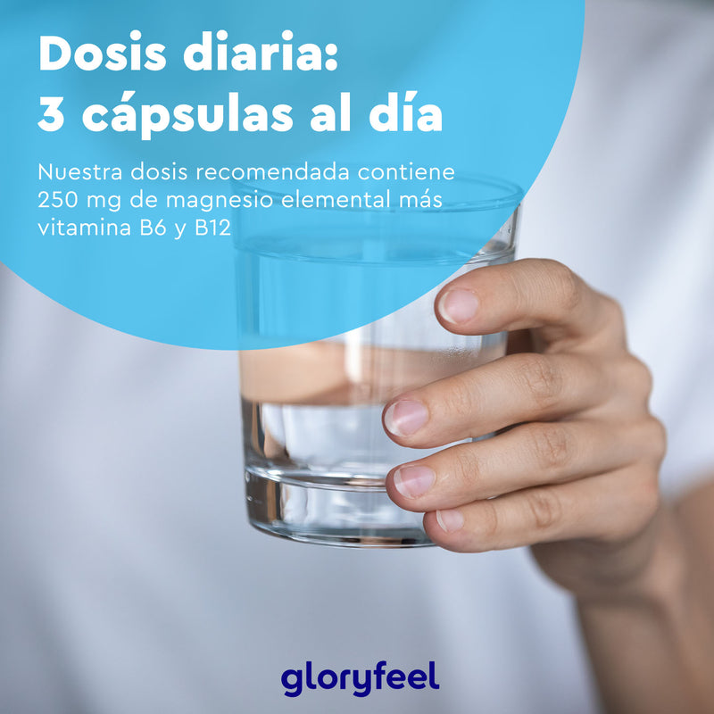 Una persona con un vaso de agua muestra un texto superpuesto con la dosis diaria: 3 cápsulas, cada una con magnesio, vitamina B6 y vitamina B12 para una mayor biodisponibilidad. En la parte inferior se encuentra el logotipo "GloryFeel" de su producto Magnesio Plus - Dicitrato de Tri-Magnesio en cápsulas.