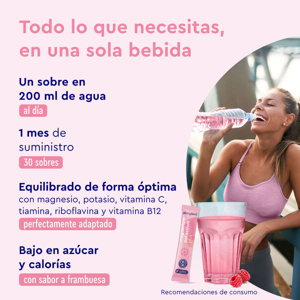 Una mujer bebe una bebida de frambuesa rosa de una botella. Los palitos de magnesio y potasio Frambuesa de gloryfeel GmbH España destacan por su óptimo equilibrio de vitaminas y minerales, su bajo contenido en azúcares y calorías, y su presentación en 30 sobres.