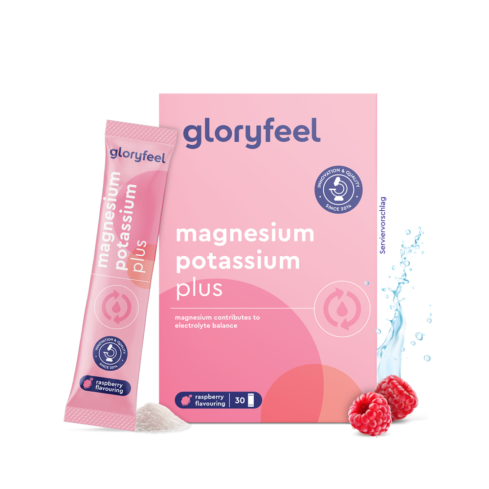 Envase rosa de Magnesio Potasio Sticks Frambuesa de gloryfeel GmbH España, con sabor a frambuesa, 30 raciones, con ilustraciones de frambuesas, una cucharada de polvo y salpicaduras de agua.