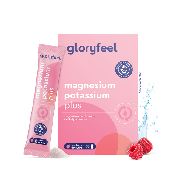 Envase rosa de Magnesio Potasio Sticks Frambuesa de gloryfeel GmbH España, con sabor a frambuesa, 30 raciones, con ilustraciones de frambuesas, una cucharada de polvo y salpicaduras de agua.