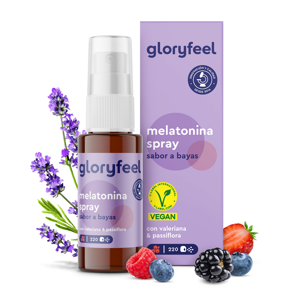 El frasco y la caja de espray de melatonina de GloryFeel GmbH Spain, con etiqueta morada e infusionado con pasiflora, están rodeados de lavanda, moras, fresas y frambuesas. La etiqueta muestra iconos veganos y sin gluten para una solución natural contra el insomnio.