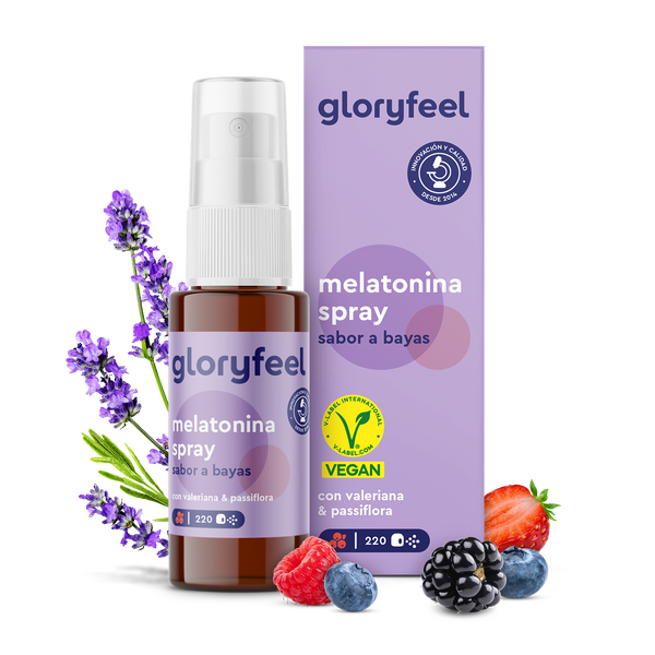 El frasco y la caja de espray de melatonina de GloryFeel GmbH Spain, con etiqueta morada e infusionado con pasiflora, están rodeados de lavanda, moras, fresas y frambuesas. La etiqueta muestra iconos veganos y sin gluten para una solución natural contra el insomnio.