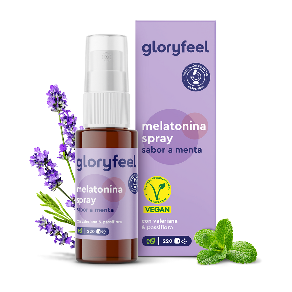 Se exhibe un espray de Melatonina de GloryFeel GmbH España, con sabor a menta. El envase incluye imágenes de lavanda y menta, certificación vegana, información sobre valeriana y pasiflora, y promueve el sueño reparador como parte de un tratamiento natural.
