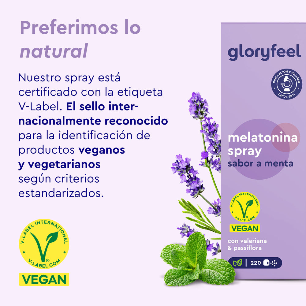 Una caja de Melatonina Spray de GloryFeel GmbH España, con imágenes de lavanda y menta, está certificada como vegana por V-Label, lo que enfatiza sus atributos naturales para un tratamiento natural ideal para el sueño.