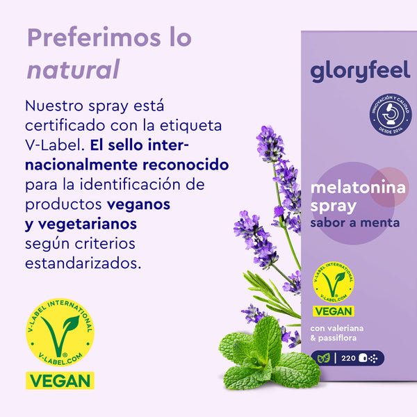 Una caja de Melatonina Spray de GloryFeel GmbH España, con imágenes de lavanda y menta, está certificada como vegana por V-Label, lo que enfatiza sus atributos naturales para un tratamiento natural ideal para el sueño.