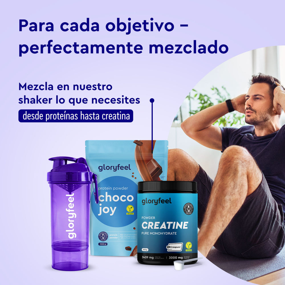 Un hombre se sienta con un Shaker y proteína en polvo de Gloryfeel GmbH España. Un texto en español anima a combinar suplementos como proteína y creatina para lograr diversos objetivos de fitness.