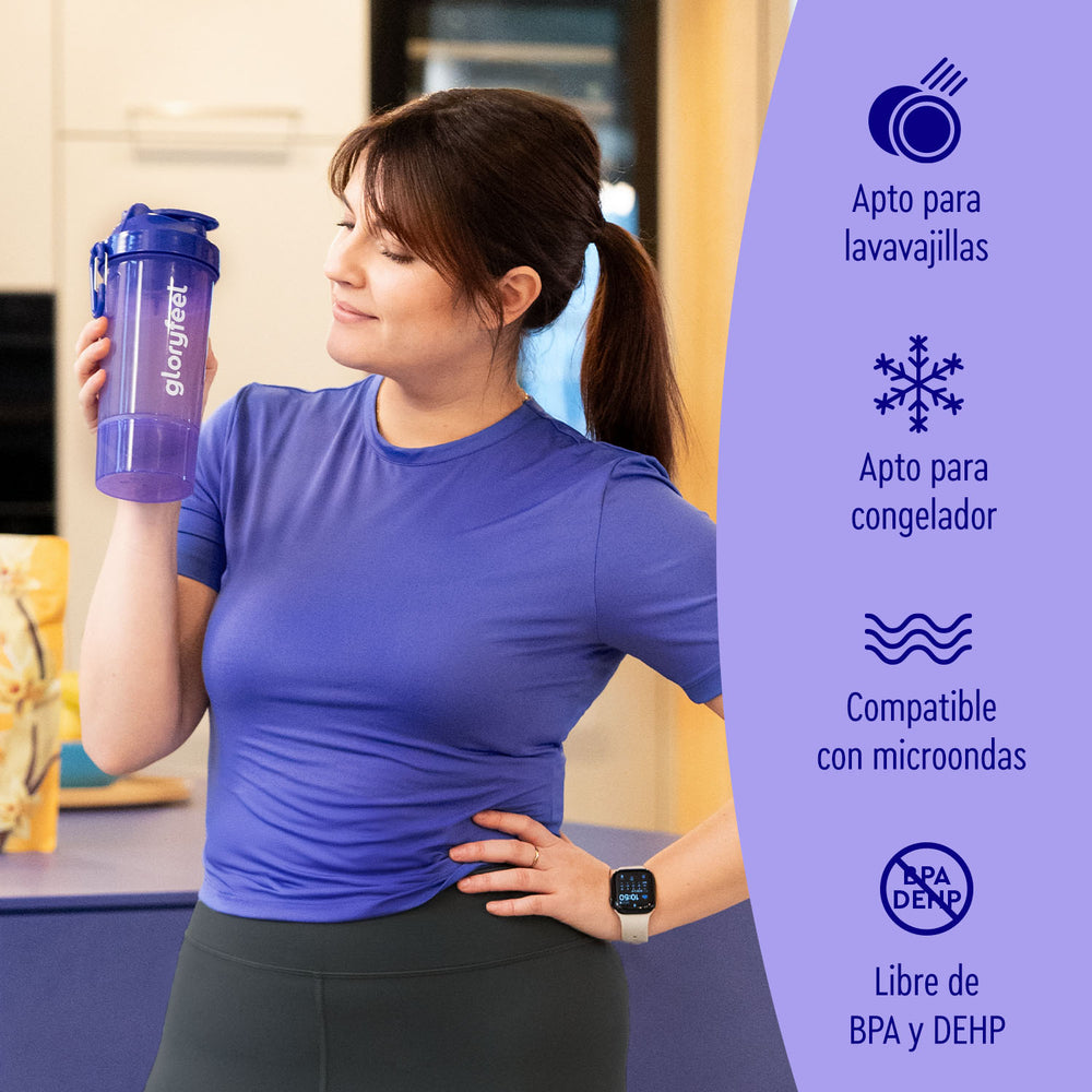 Persona sosteniendo un Shaker de gloryfeel GmbH España con tapa de rosca morada. Apto para lavavajillas, congelador y microondas; libre de BPA y DEHP. Vestida con camiseta azul y pantalón oscuro.