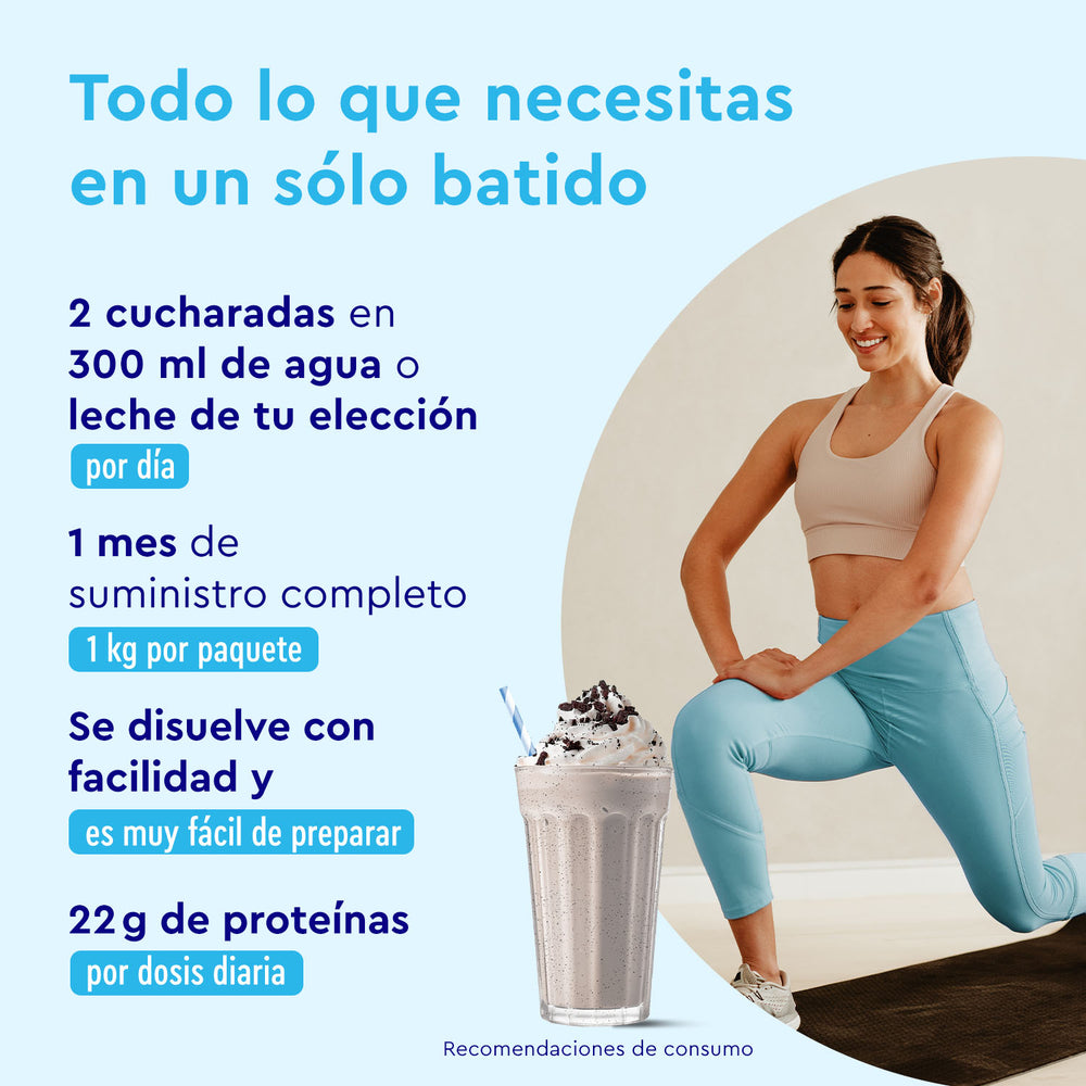Una mujer se estira a la derecha mientras un texto describe Proteina Cookies &amp; Cream de gloryfeel GmbH España: 2 cucharadas aportan 22 g de proteína y se disuelven fácilmente. Viene en un envase de 1 kg para un mes.