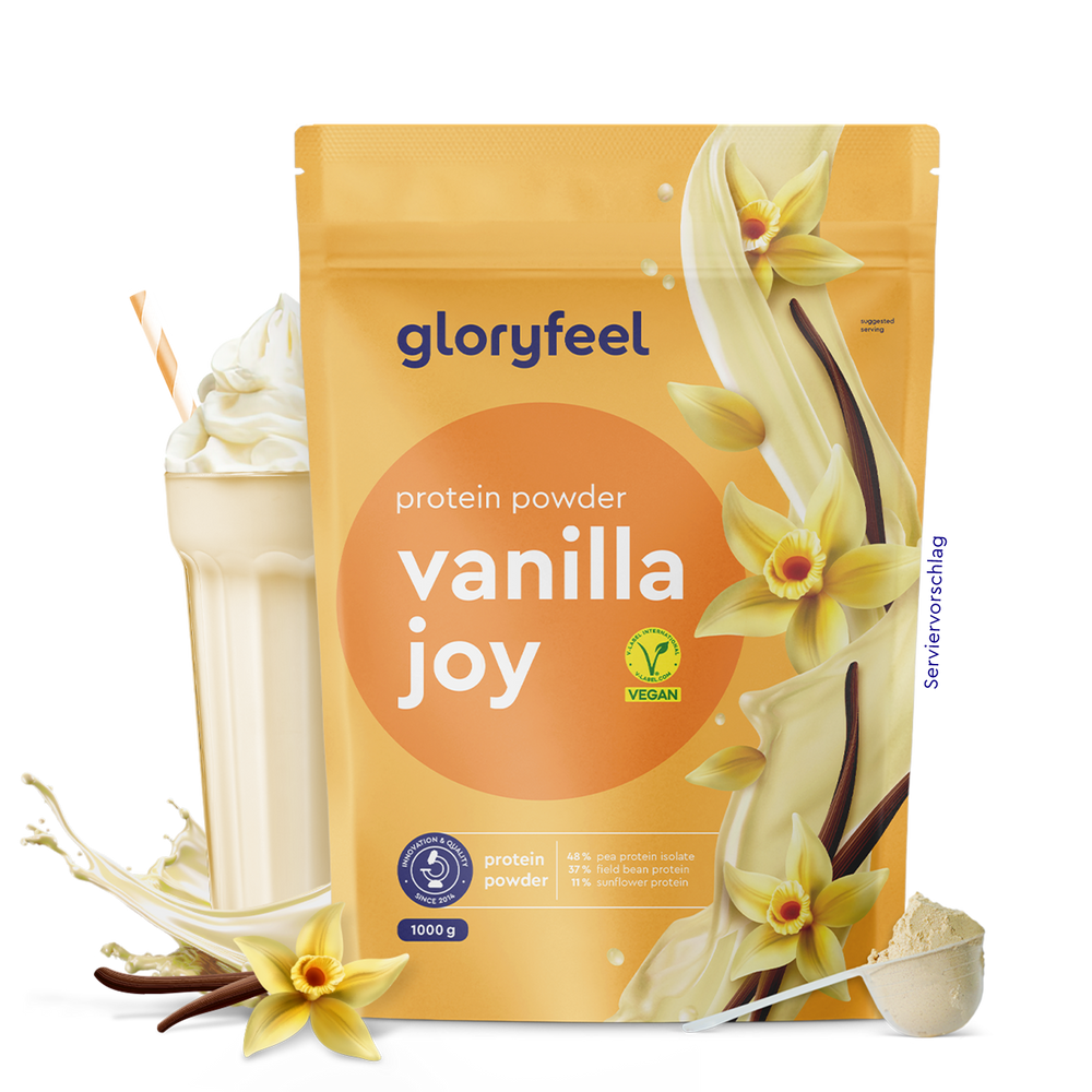 En primer plano, se ve una bolsita de «Proteina Vanilla Joy» de gloryfeel GmbH España, adornada con flores y vainas de vainilla. Al fondo, se ven una cucharada de polvo y un vaso de batido con nata montada.