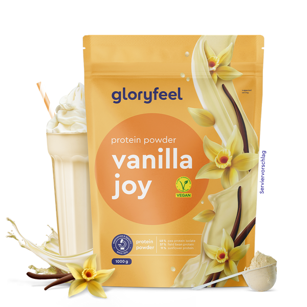 En primer plano, se ve una bolsita de «Proteina Vanilla Joy» de gloryfeel GmbH España, adornada con flores y vainas de vainilla. Al fondo, se ven una cucharada de polvo y un vaso de batido con nata montada.