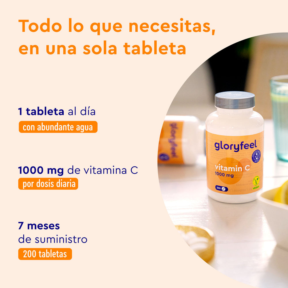 Sobre una mesa, junto a un vaso, hay un frasco de Vitamina C en tabletas de GloryFeel GmbH España, con 1000 mg por tableta. Este suplemento diario refuerza el sistema inmunitario y proporciona un suministro para 7 meses con sus 200 tabletas.