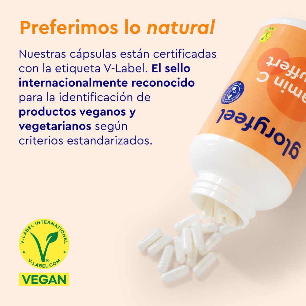 Una botella de Cápsulas de Vitamina C Tamponada de GloryFeel GmbH España está volcada con las cápsulas derramadas, al lado de una marca de certificación vegana V-Label y una explicación adjunta sobre su estado vegano.