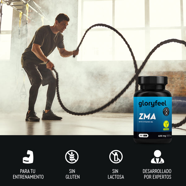 Una persona se ejercita con cuerdas de combate en un gimnasio. Se ve un frasco de suplemento con la etiqueta &quot;ZMA - Zinc y Magnesio más vitamina B6&quot; de gloryfeel GmbH España, con iconos que indican que no contiene gluten, ni lactosa, y que está desarrollado por expertos.